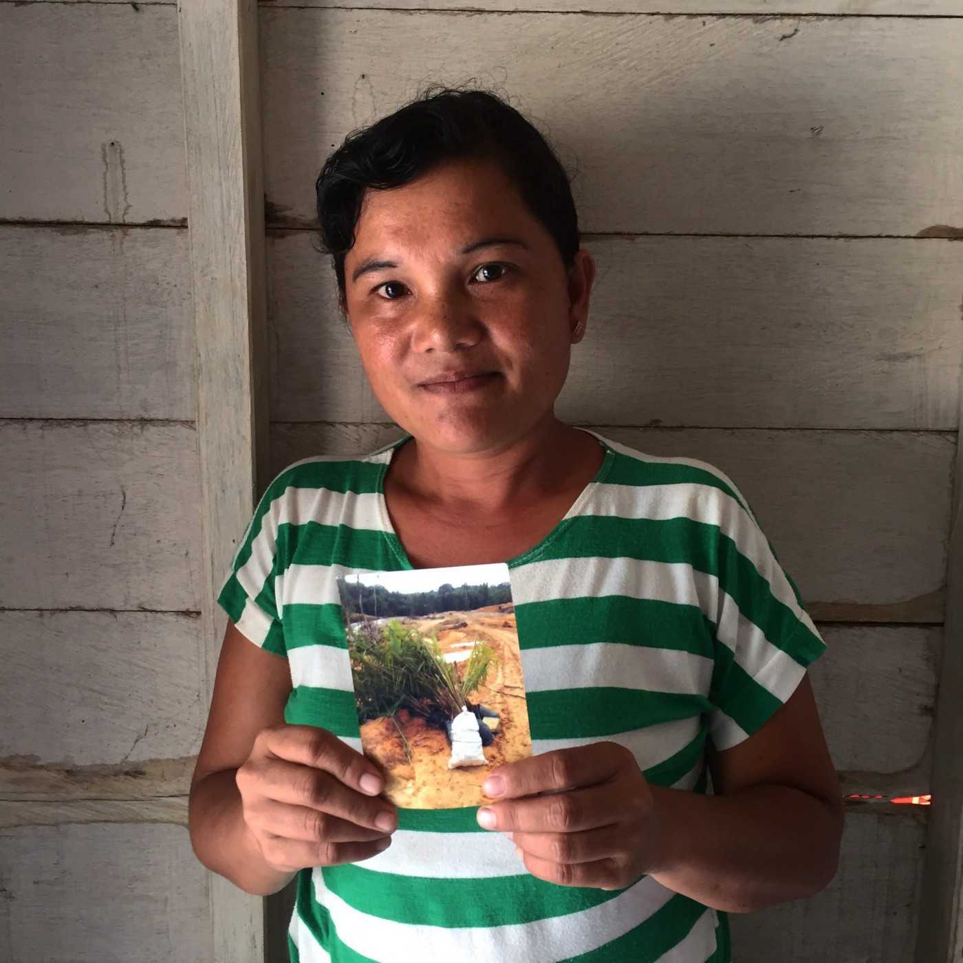 Erma Kusmini memperlihatkan, satu foto lahan milik keluarganya yang penuh pepohonan, sudah rusak